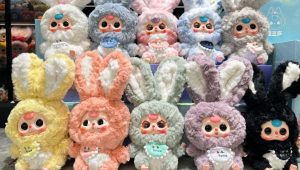 Ảnh minh họa nhóm ba người trẻ tuổi thể hiện xu hướng 'baby three' nổi tiếng trên mạng xã hội, giải thích baby three là gì